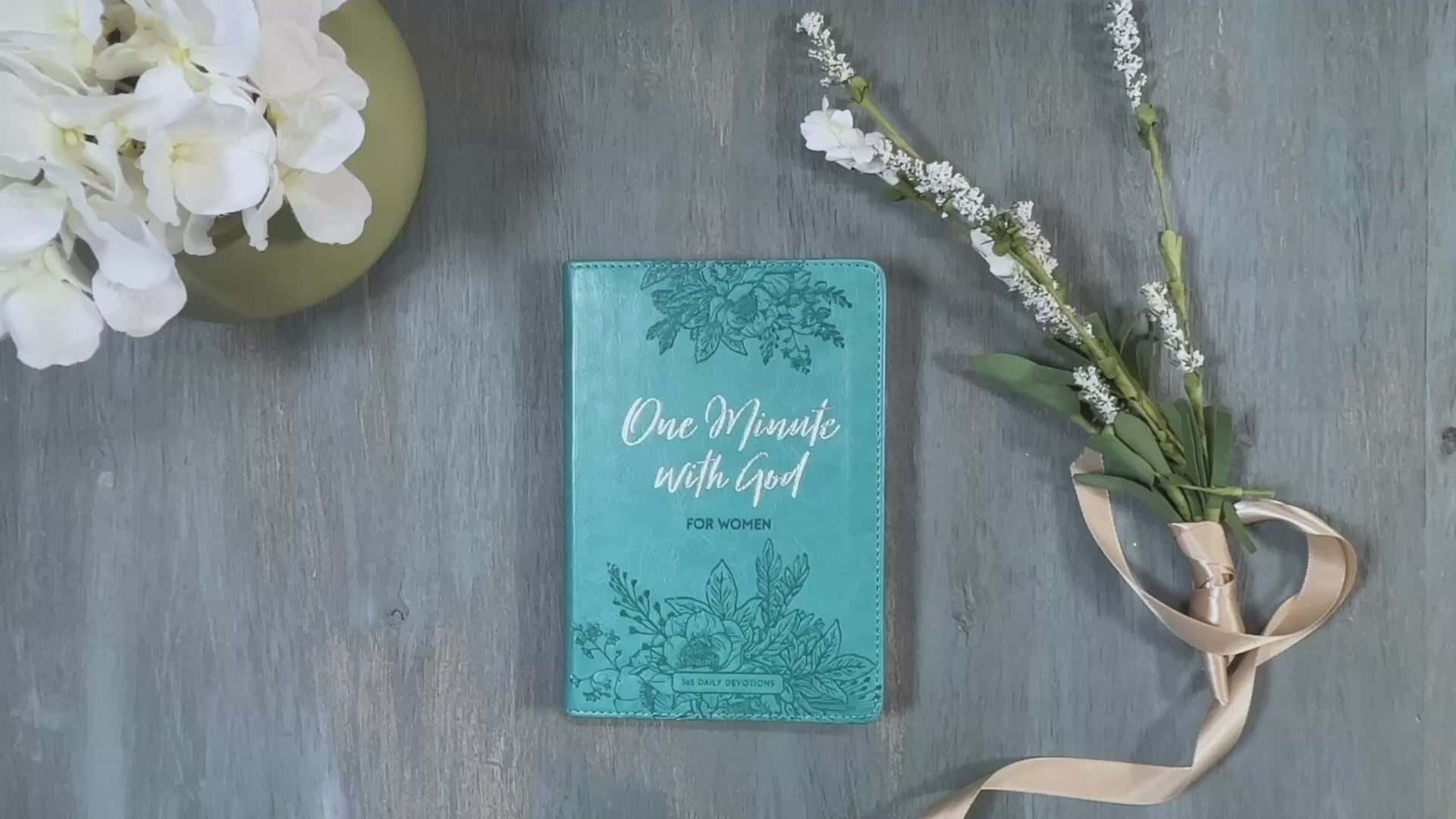 One Minute With God for Women: 365 Daily Devotions